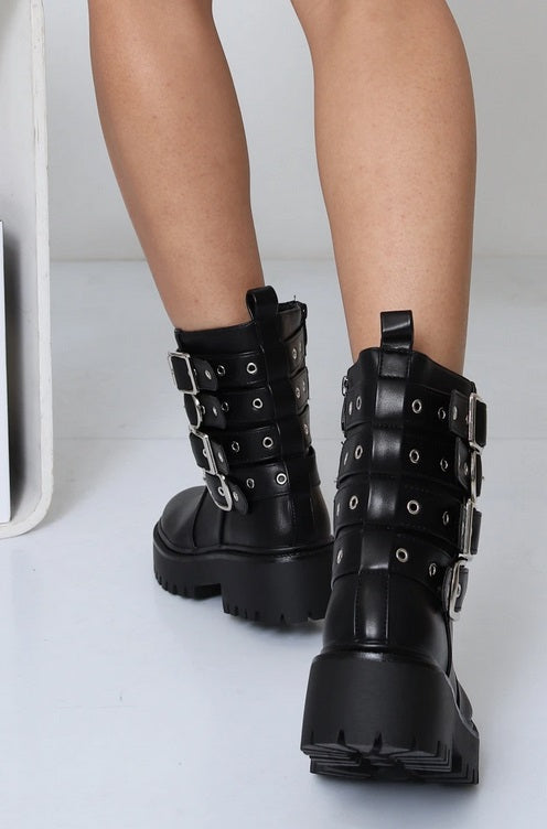 BOTTINES BIKER NOIRES ASPECT CUIR – 4 BOUCLES ARGENTÉES & ŒILLETS MISS RONNA