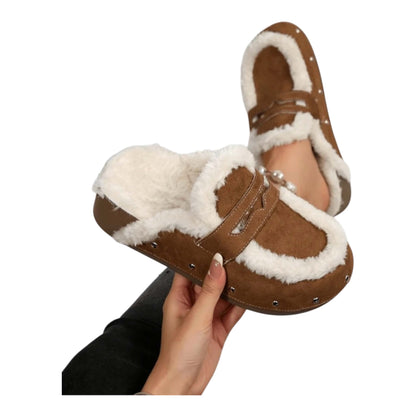 SABOTS FOURRÉS EFFET DAIM CAMEL – MULES FEMME MOUMOUTE À CLOUS SEMELLE COMPENSÉE