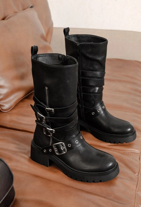 BOTTES BIKER MI-MOLLET NOIRES ASPECT CUIR – 5 BOUCLES ARGENTÉES & ZIP APPARENT MISS SOLAL