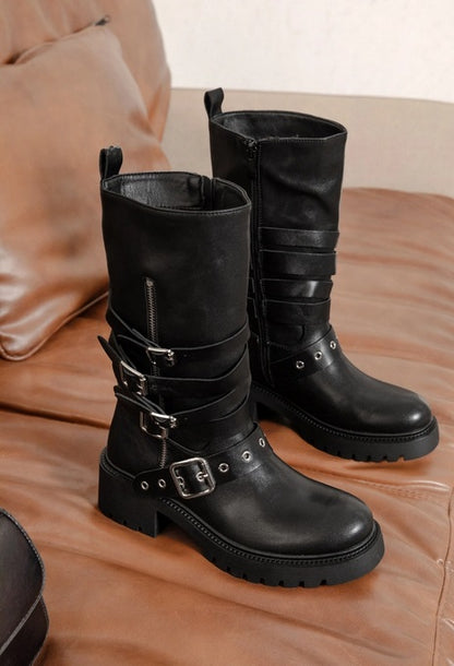 BOTTES BIKER MI-MOLLET NOIRES ASPECT CUIR – 5 BOUCLES ARGENTÉES & ZIP APPARENT MISS SOLAL