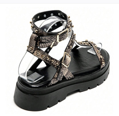 Sandales gladiateurs cloutée à platform miss Glita serpent snake print