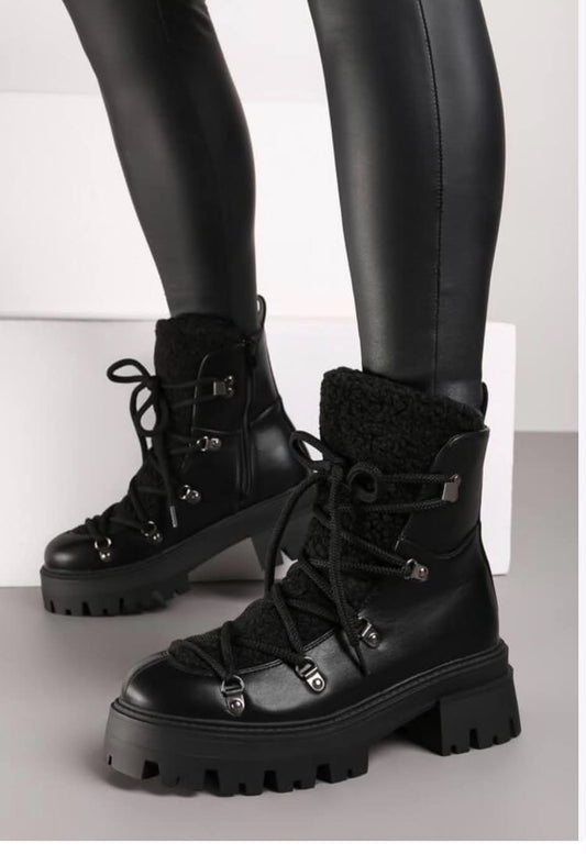 BOOTS SIMILICUIR NOIR FOURRURE SHERPA LACETS SEMELLE PLATEFORME – MISSKCY