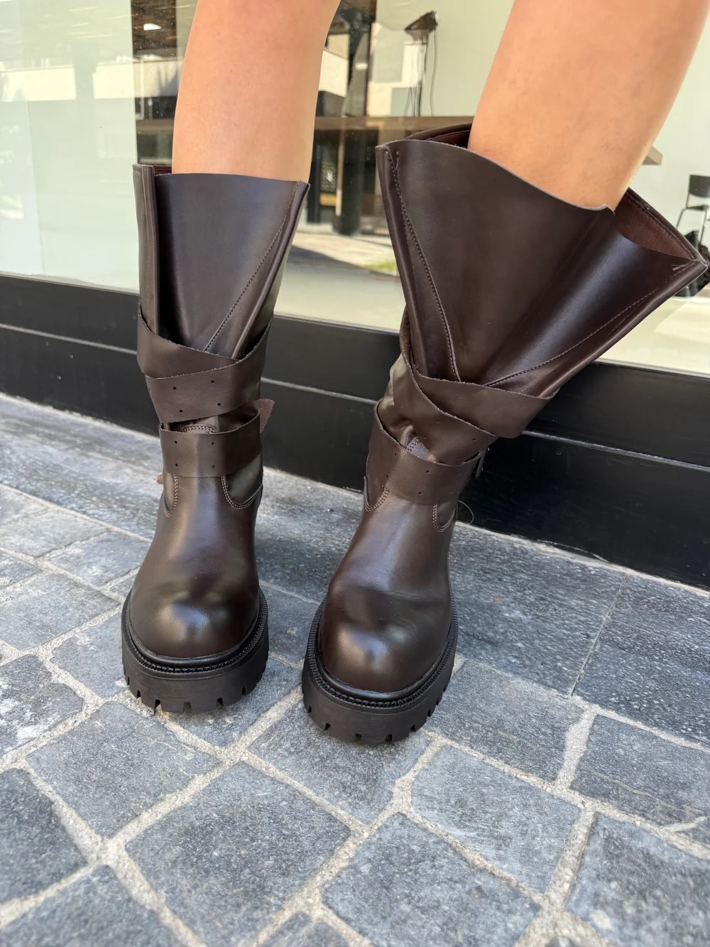 BOTTES BIKER FEMME MARRON CHOCOLAT EFFET CUIR – À BOUCLES, SEMELLE CRANTÉE