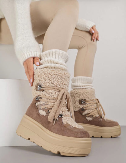 BOTTINES FEMME TAUPE FOURRÉES À LACETS – SEMELLE PLATEFORME CRANTÉE ET COL BOUCLETTE