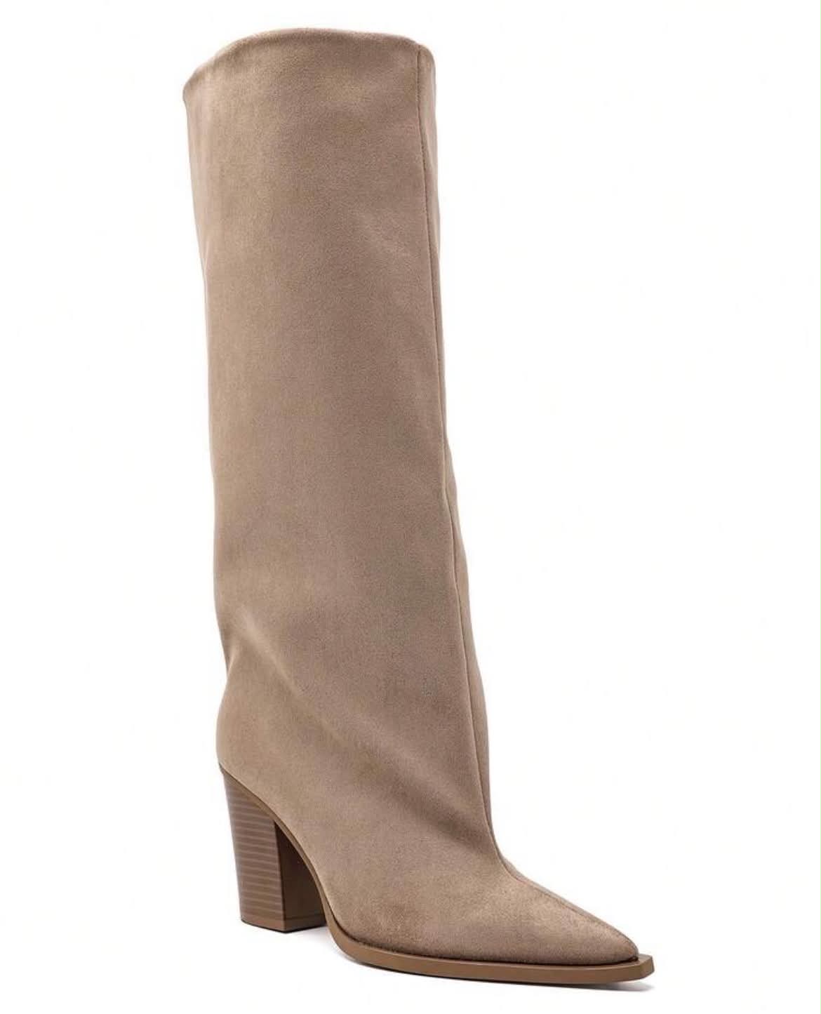 BOTTES HAUTES SUÉDINE BOUT POINTU TALON BLOC – MISS ABIGAIL BEIGE