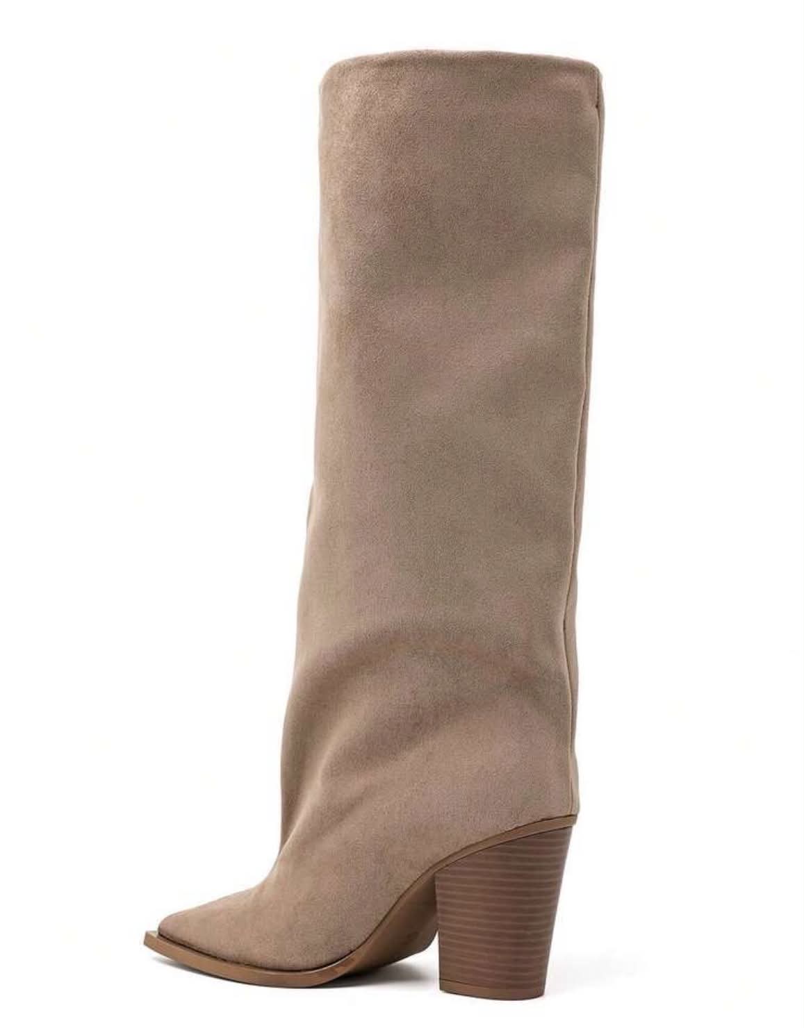 BOTTES HAUTES SUÉDINE BOUT POINTU TALON BLOC – MISS ABIGAIL BEIGE