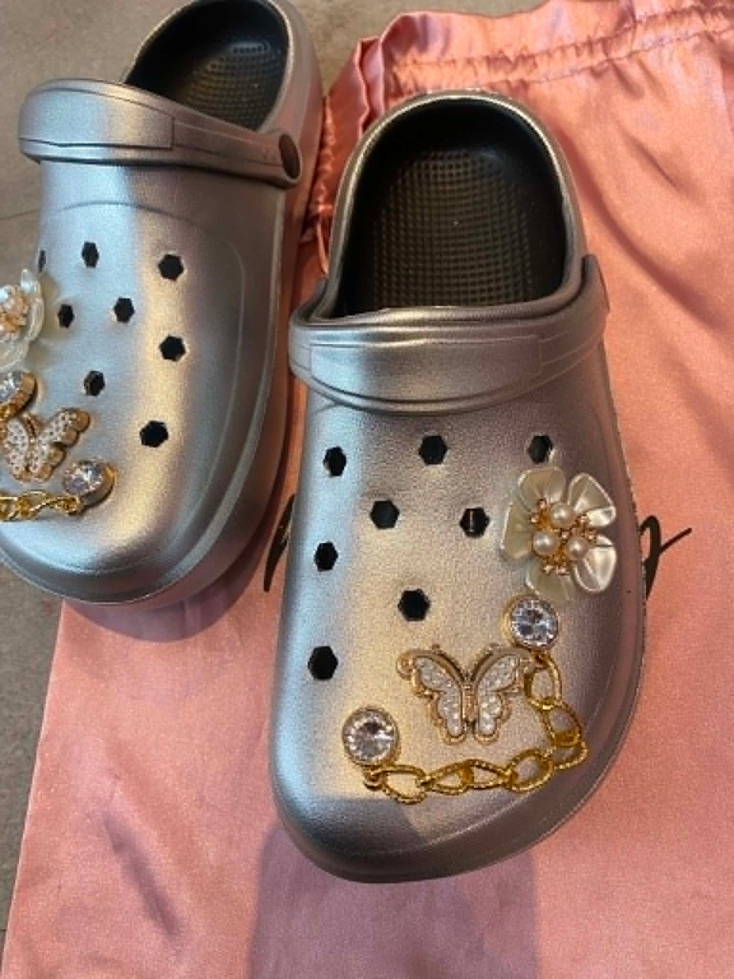 Sabots "Silver Butterfly" – Édition Élégance avec Breloques Papillon
