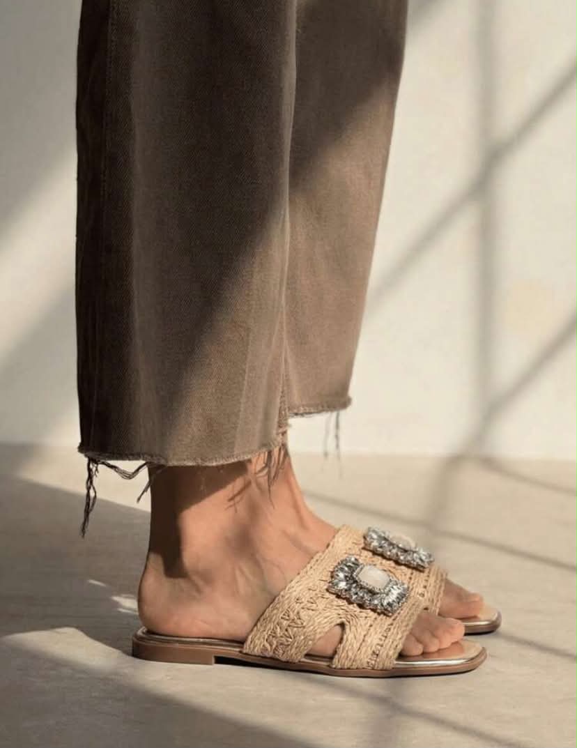 Mules plates bijoux – Élégance beige