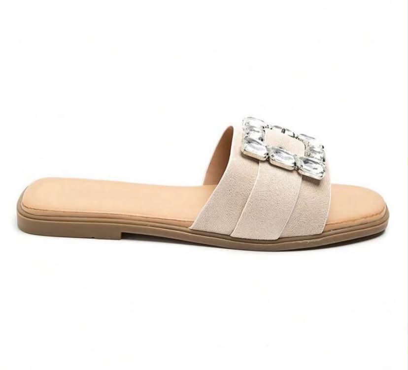 Mules plates ornées de strass – Élégance décontractée beige