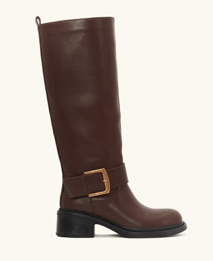 BOTTE CAVALIÈRE FEMME EN SIMILI CUIR MARRON AVEC BOUCLE DORÉE MISS KAVANAH
