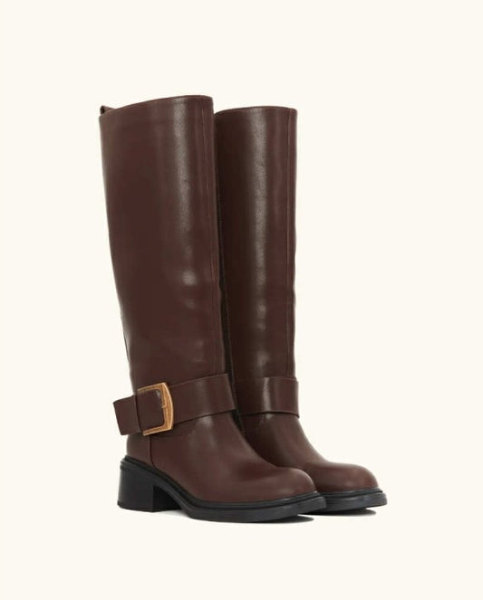 BOTTE CAVALIÈRE FEMME EN SIMILI CUIR MARRON AVEC BOUCLE DORÉE MISS KAVANAH