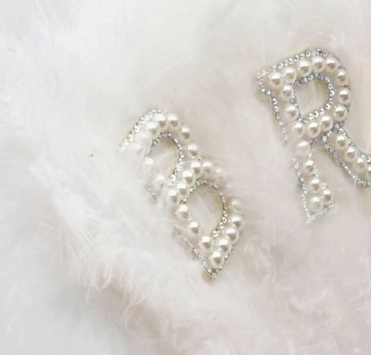 Éventail “Bride à Plumes” – Lettrage Perlé & Plumes Blanches