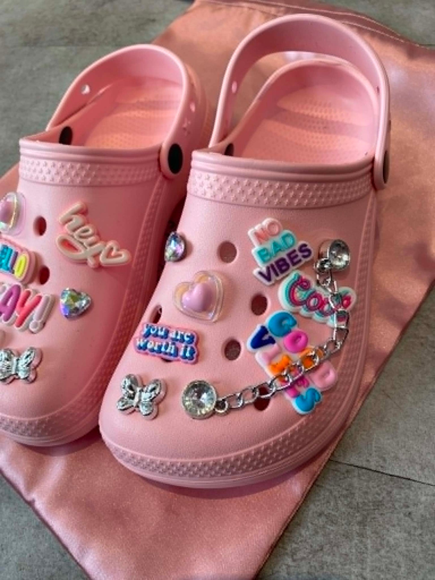 Sabots Personnalisés "Pastel Vibes" – Édition Limitée avec Charms & Chaîne
