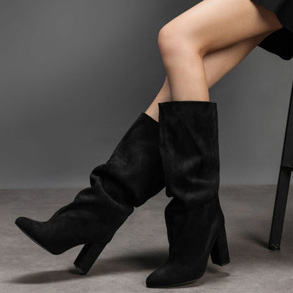 BOTTES HAUTES NOIRES SUÉDINE PREMIUM – TALON HAUT CARRÉ & BOUT POINTU MISS OLFA
