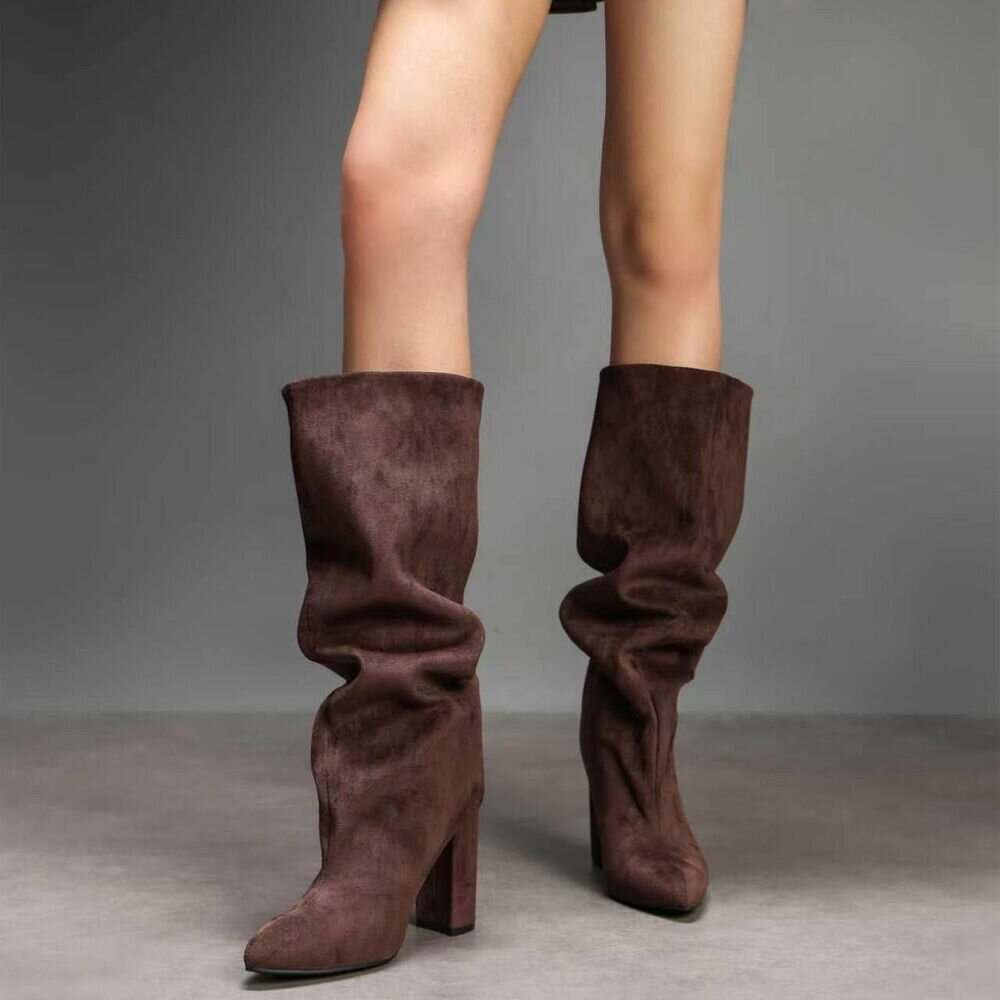 BOTTES HAUTES MARRON SUÉDINE PREMIUM – TALON HAUT CARRÉ & BOUT POINTU MISS OLFA