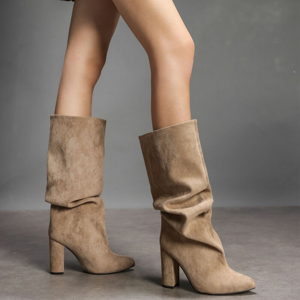 BOTTES HAUTES BEIGE SUÉDINE PREMIUM – TALON HAUT CARRÉ & BOUT POINTU MISS OLFA