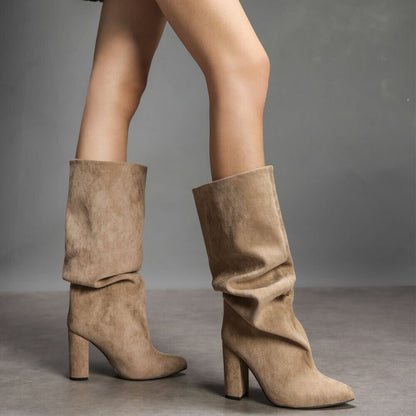 BOTTES HAUTES BEIGE SUÉDINE PREMIUM – TALON HAUT CARRÉ & BOUT POINTU MISS OLFA