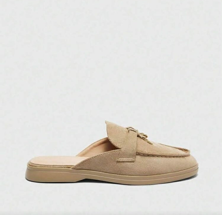 Mules Loafers en suédine Taupe avec Détails Bijoux Dorés - Collection Femme