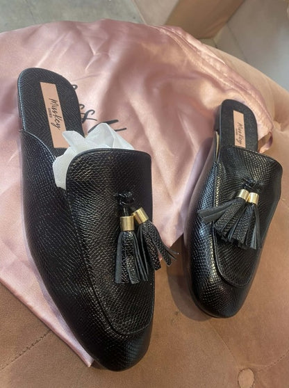 Mules Noires Chic – Effet Serpent & Pompons Dorés