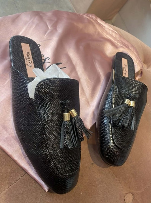 Mules Noires Chic – Effet Serpent & Pompons Dorés