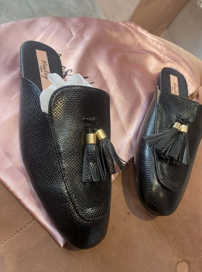 Mules Noires Chic – Effet Serpent & Pompons Dorés