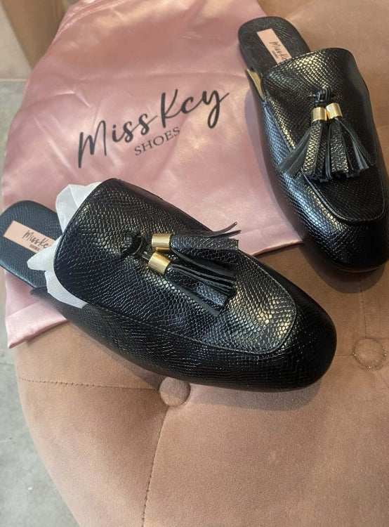 Mules Noires Chic – Effet Serpent & Pompons Dorés