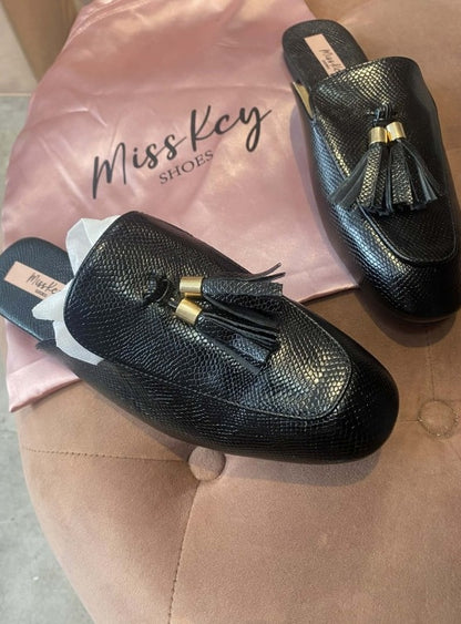 Mules Noires Chic – Effet Serpent & Pompons Dorés