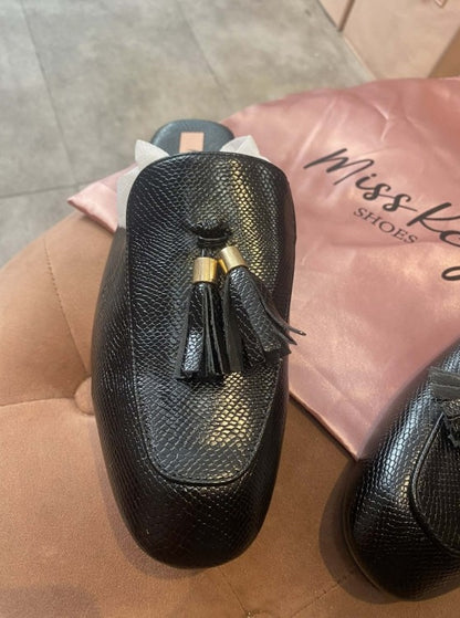 Mules Noires Chic – Effet Serpent & Pompons Dorés