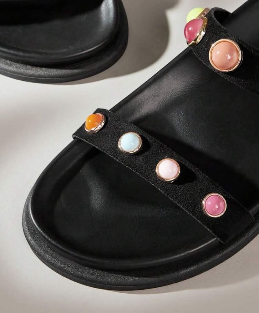 Sandales Joya en Simili Cuir Noir – Ornements de Pierres Cabochons Colorées Pink