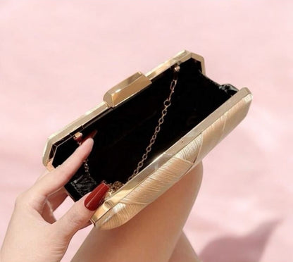 Pochette de soirée rigide satin beige gold – Élégance Dorée