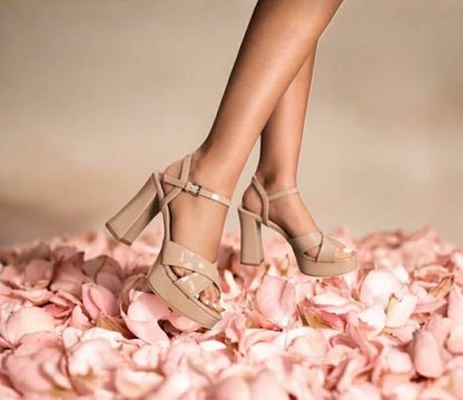 Sandales à Talons Hauts Vernies – Plateforme et Brides Croisées Nude MISS ANDREW