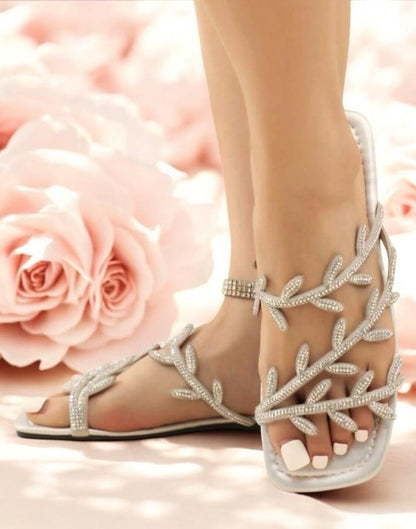 Sandales plates strass feuillage – Modèle “Élégance Florale”