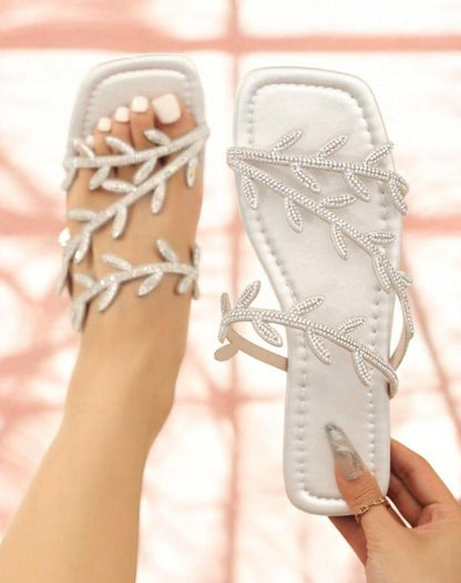 Sandales plates strass feuillage – Modèle “Élégance Florale”