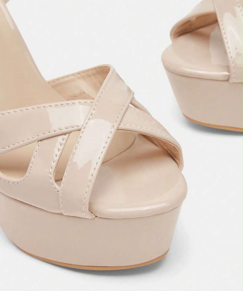 Sandales à Plateforme et Talon Aiguille – Beige Vernis Élégant